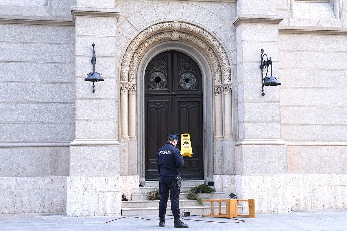 Vandalizam u Zagrebu: Bacali stolice na pravoslavnu crkvu, uhapšen muškarac
