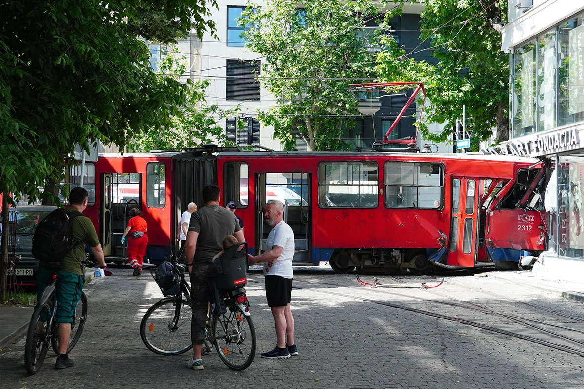 Detalji drame u Beogradu: Šutirali prozore i vrata tramvaja da izađu, povrijeđena i djeca