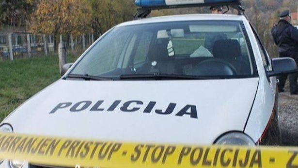 Muškarac ubio punicu, teško ranio suprugu pa se zabarikadirao