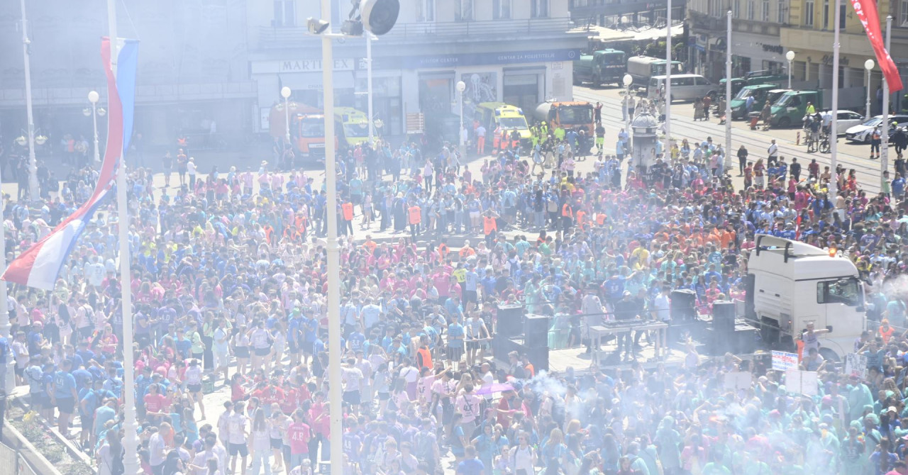 Maturanti na Jelačićevom trgu skandirali: “Ajmo ustaše” i “Za dom spremni”