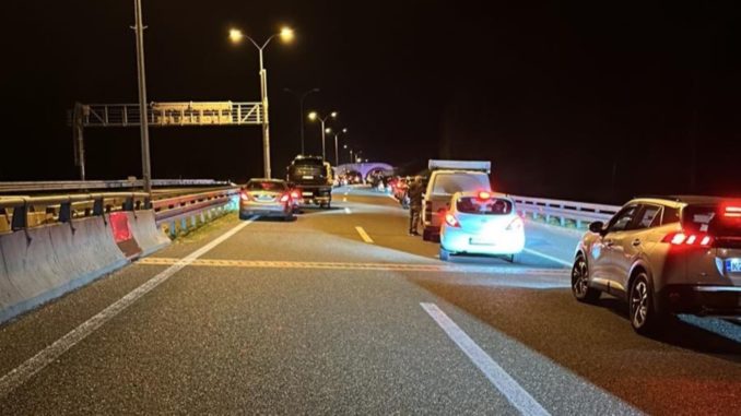 Saobraćajna nesreća na auto-putu “9. januar”: Autom sletio sa nadvožnjaka