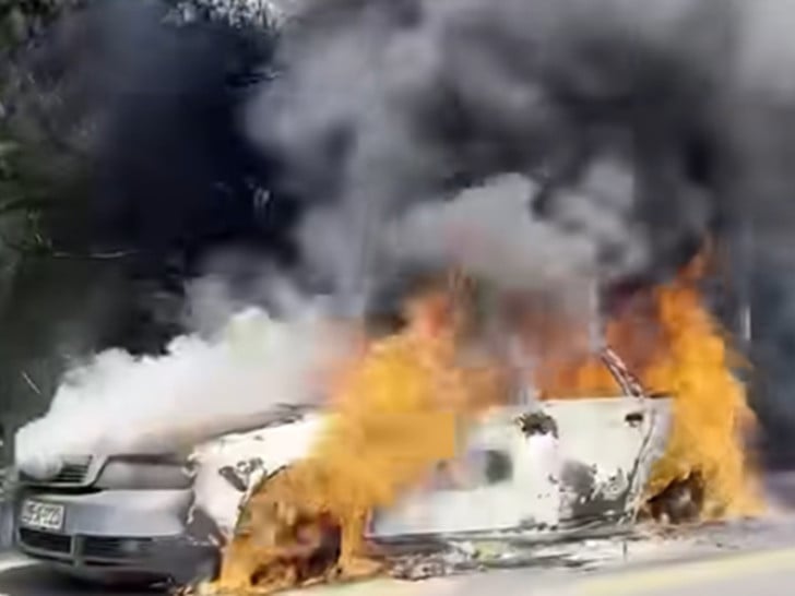 Drama kod Prijakovaca: Automobil u plamenu, policija reguliše saobraćaj (VIDEO) - Vijesti - BIG portal
