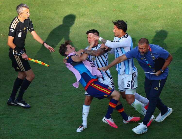Grozno: Argentinci nasrnuli na Špance poslije meča