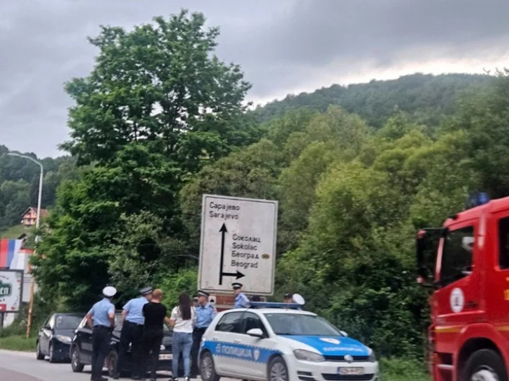 Drama kod Pala traje od juče: Muškarac se popeo na drvo i odbija sići