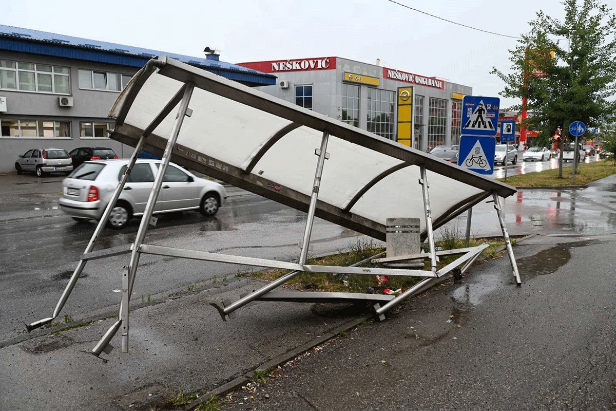 Potpuno uništeno autobusko stajalište u Lazarevu