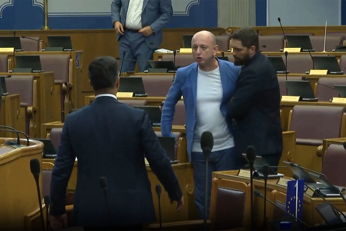 Haos u parlamentu Crne Gore: Ministar policije krenuo na Kneževića
