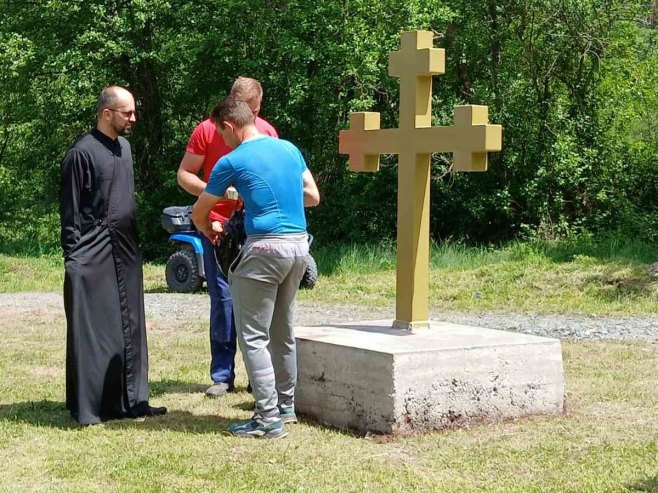 Pucano iz vatrenog oružja u rasvjetu na mjestu okupljanja Srba u Federaciji BiH
