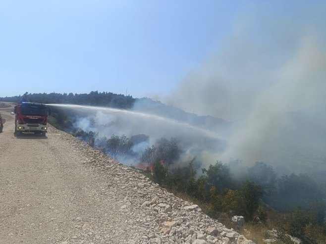 Manji požar kod Hercegovačke Gračanice, situacija stabilna