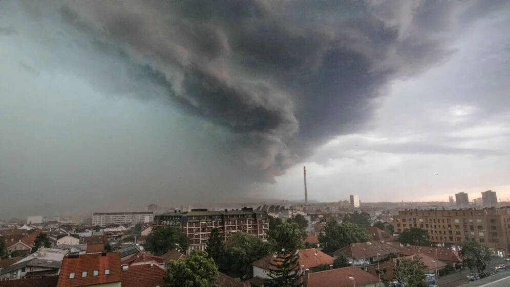 Јako nevrijeme u Zagrebu: Vozači stali zbog grada, problemi u snabdijevanju strujom