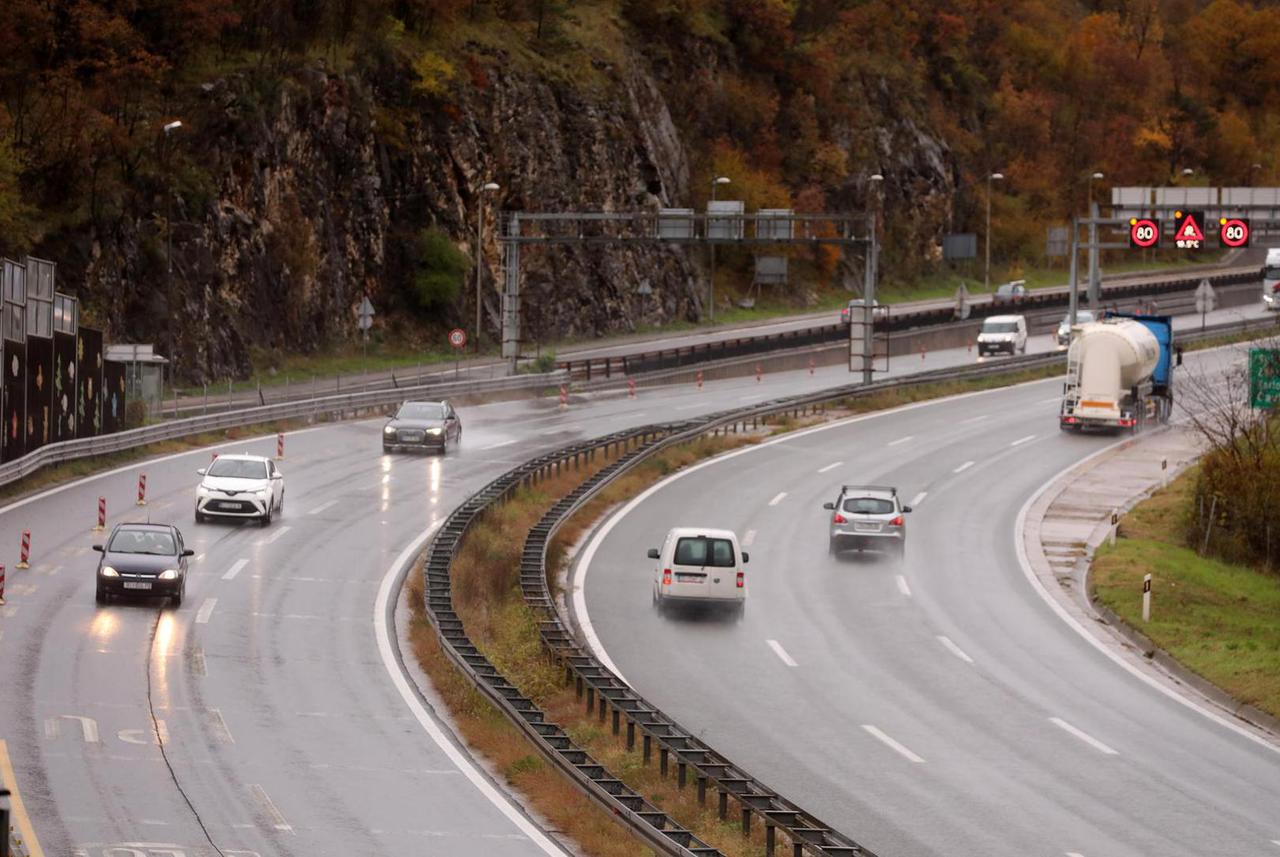 Nevrijeme i brojni radovi usporavaju saobraćaj