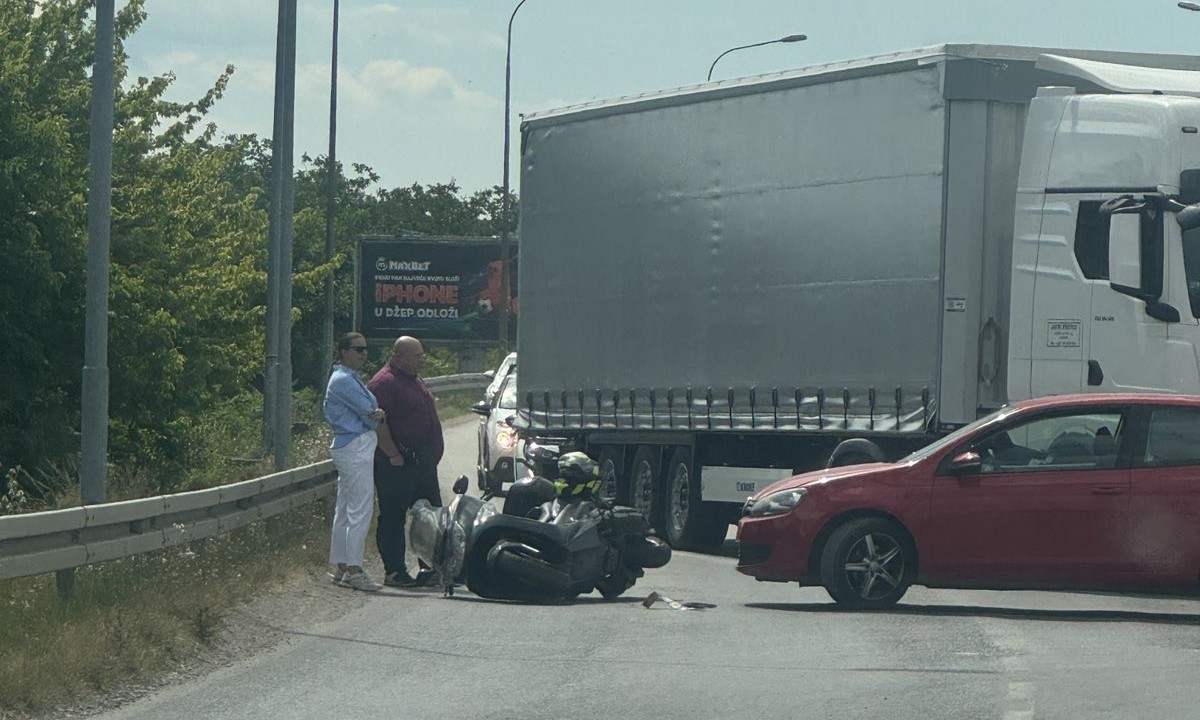 Haos kod Prijedorske petlje: Sudar automobila i motocikla izazvao velike gužve