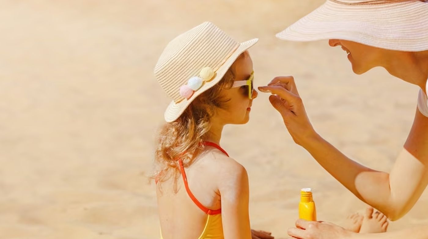 Savjeti za bezbjedan boravak djece na plaži: Kako spriječiti toplotni udar i nezgode