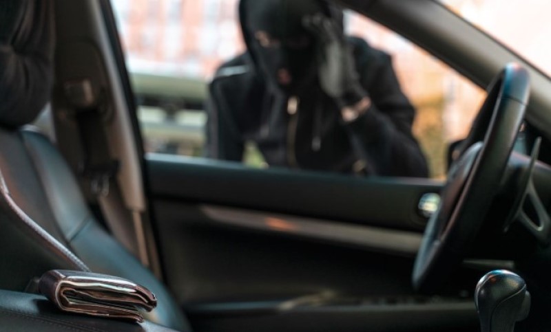 Razbio staklo na automobilu i ukrao torbu: Predložen pritvor osumnjičenom za tešku krađu u Gradišci