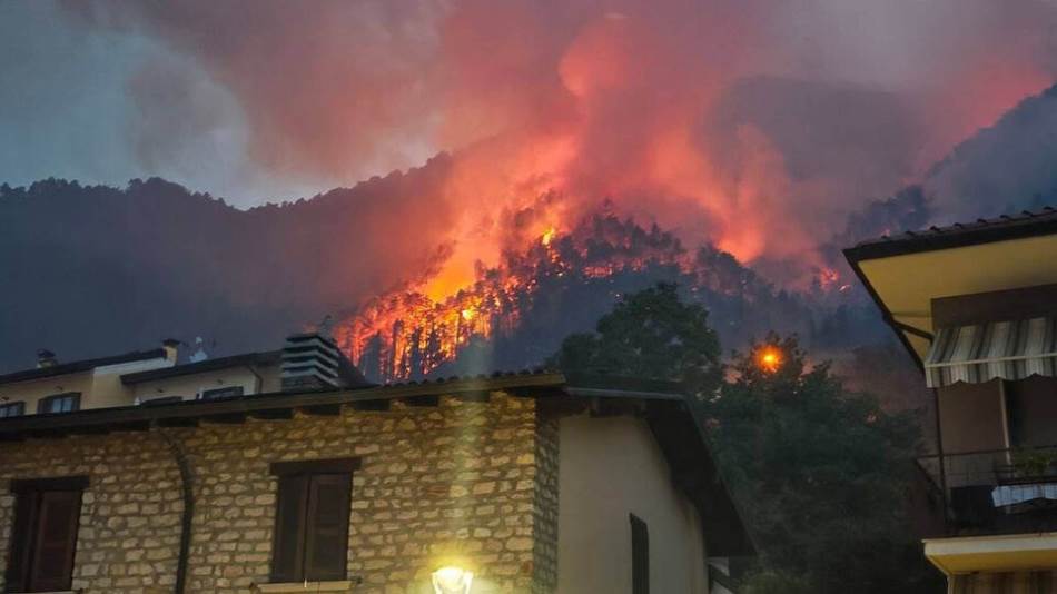 Požar u Italjiji, evakuisani turisti i stanovnici