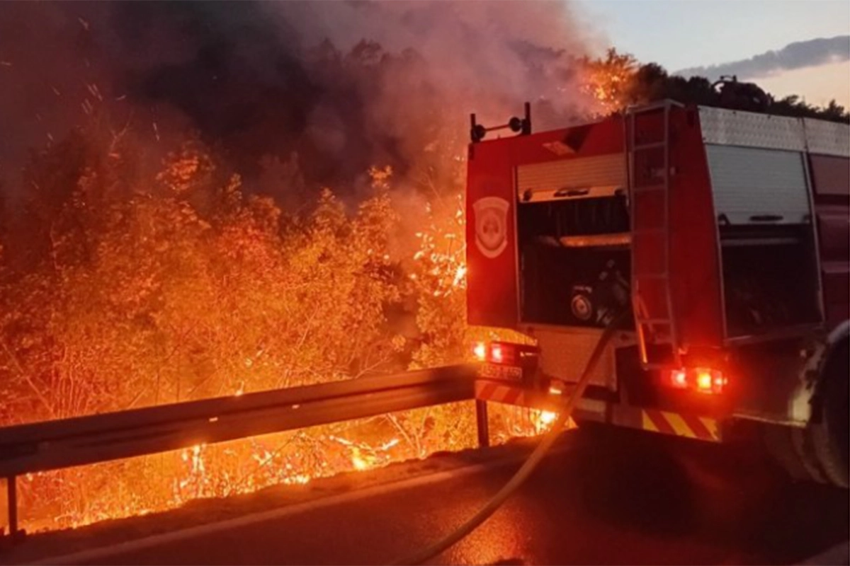 Vatra ugrožava domaćinstva u trebinjskom selu, na terenu i mještani 
