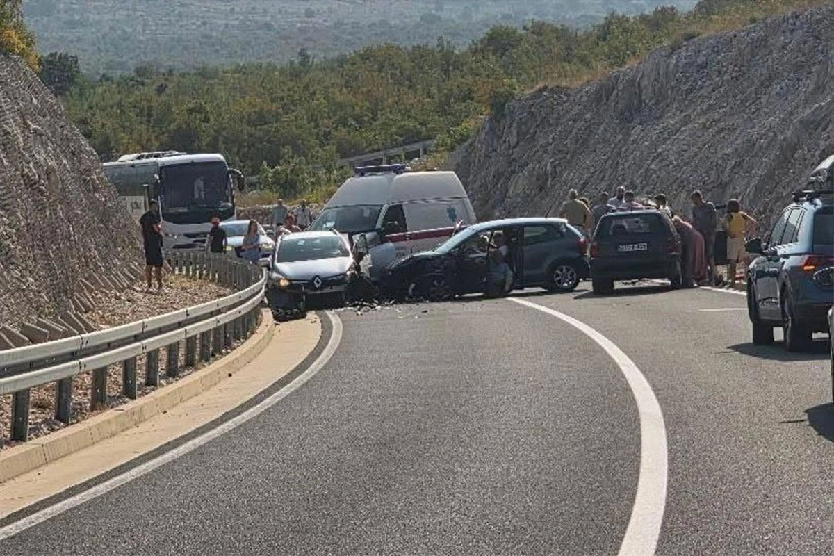 Težak sudar više vozila na putu Stolac – Neum: Nekoliko osoba povrijeđeno