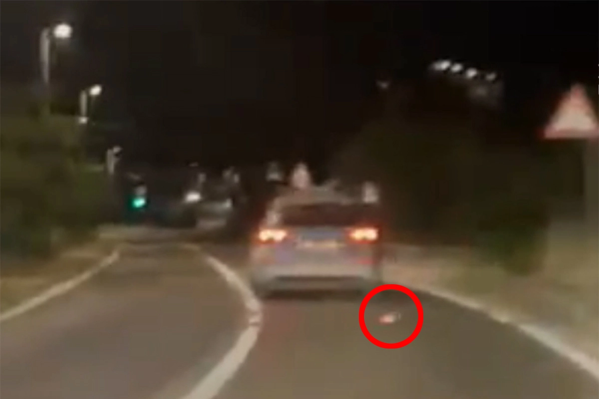 Javnost zgrožena: U jeku požara iz policijskog auta izletio opušak cigarete