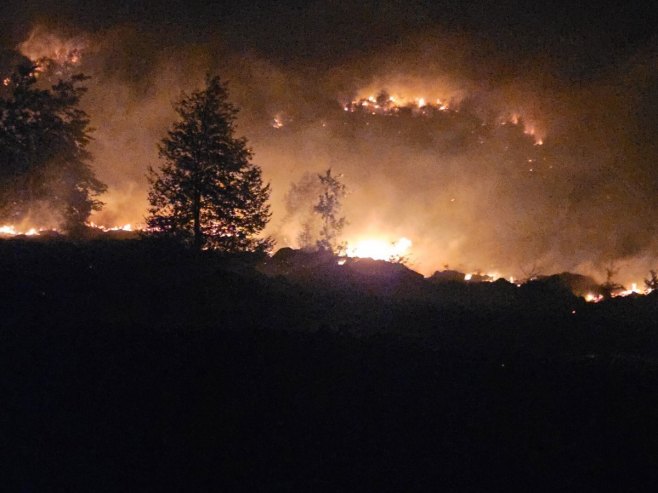 Požari u Nevesinju i dalje aktivni: Vatra prijeti selu Humčani, u gašenju učestvuju vojska i helikopter MUP-a 