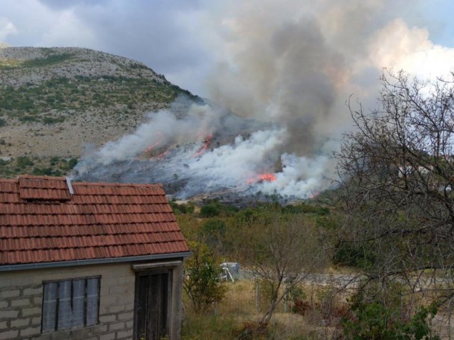 Požar na Ivanici se proširio tokom noći: Јak vjetar rasplamsao vatru između Trebinja i Dubrovnika