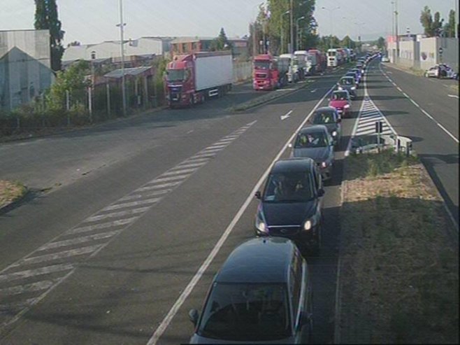 Duge kolone na izlazu na tri prelaza sa Hrvatskom