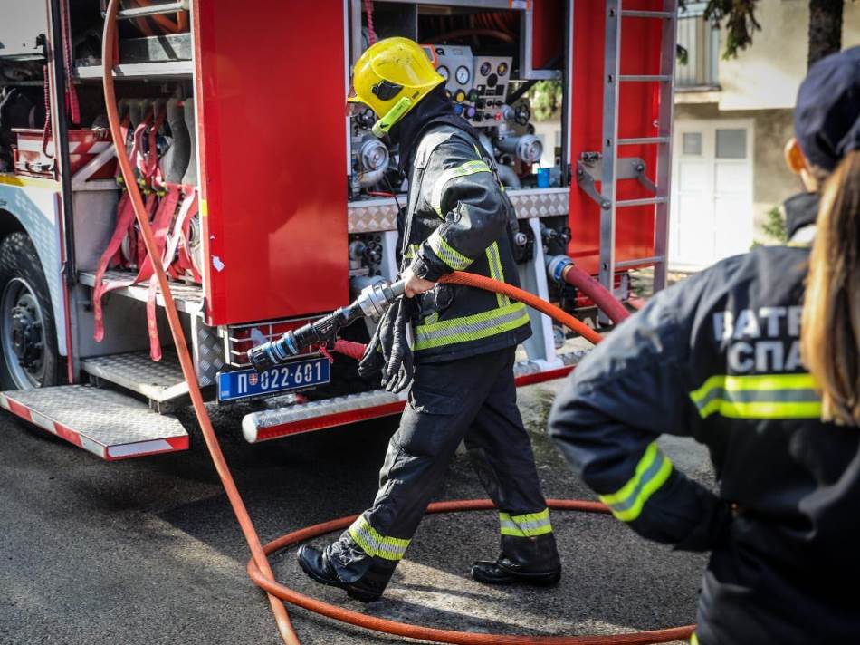 Požar u stambenoj zgradi u Sarajevu: Povrijeđena tri policajca i jedna žena