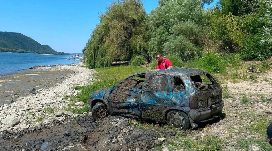 Dunav presušio i izbacio “opela”: Auto ukraden prije 13 godina otkriven zbog niskog vodostaja