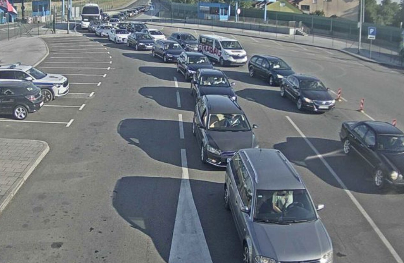 Oprezno u saobraćaju zbog vrućina, duge kolone vozila na izlazu