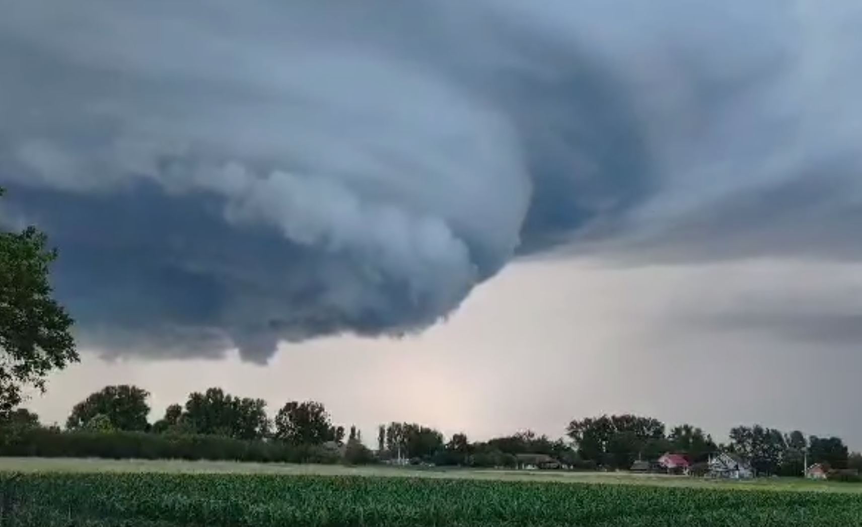 Evropi prijete oluje: Superćelije donose tornado, krupan grad i snazne vjetrove, na udaru i Hrvatska