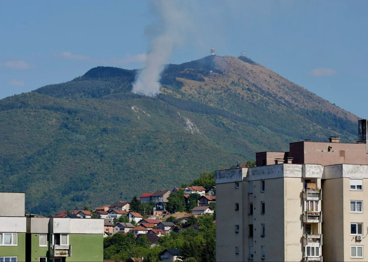 Požar na Trebeviću: Vatrogasci krenuli na teren, gori iza repetitora