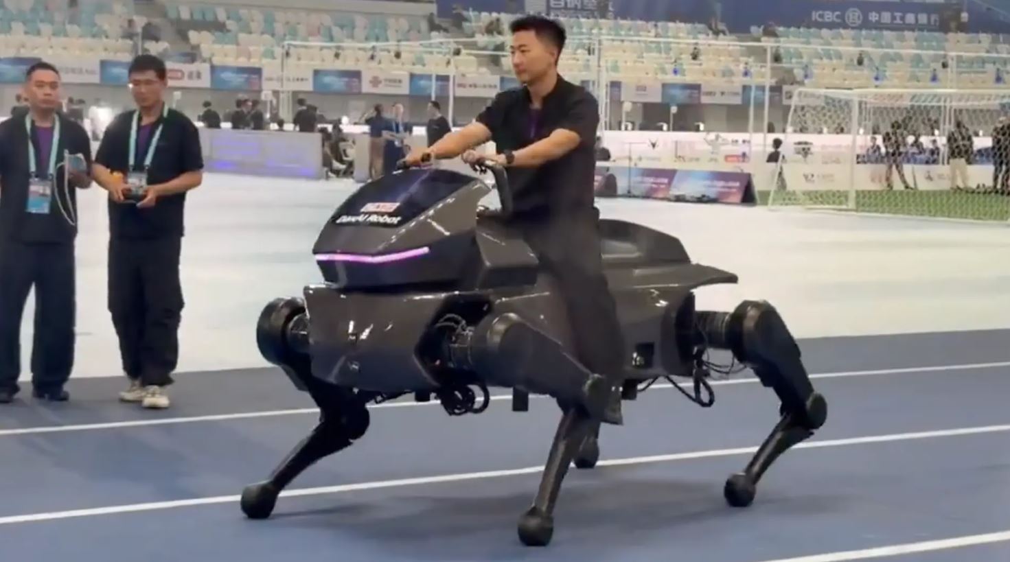 Humanoidni robot „jaše“ robotskog konja nosivosti 300 kilograma u demonstraciji u Pekingu - Auto-moto - BIG portal