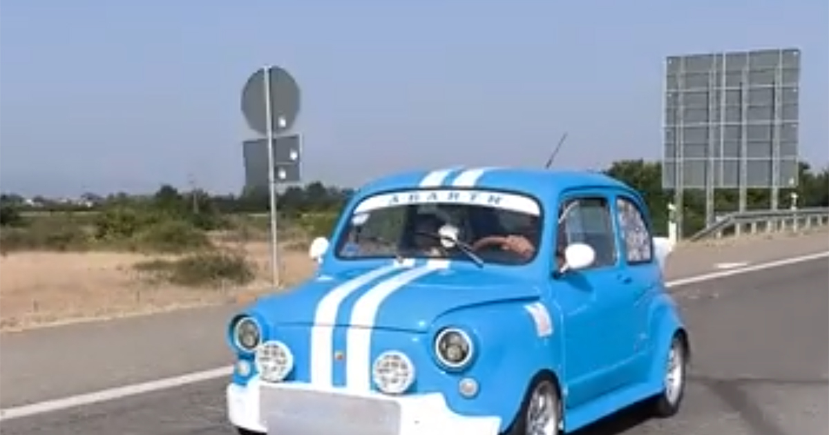 Legendarni, plavi fićo privukao pažnju dok je "jurio" auto-putem - Auto-moto - BIG portal