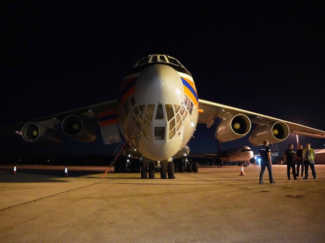 Ruski avion stigao u pomoć: Il-76 za gašenje šumskih požara sletio u Niš (VIDEO)
