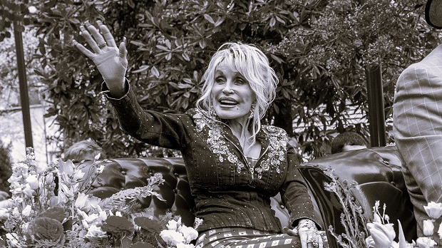 Tramp naredio da se u čast Doli Parton zastave spuste na pola koplja nedelju dana - Magazin - BIG portal