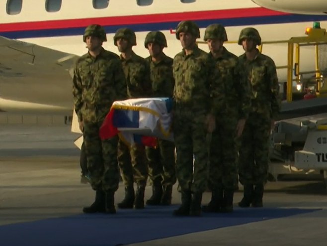 Kovčeg sa tijelom generala Mladića prekriven zastavama Srpske i Srbije prevezen na VMA