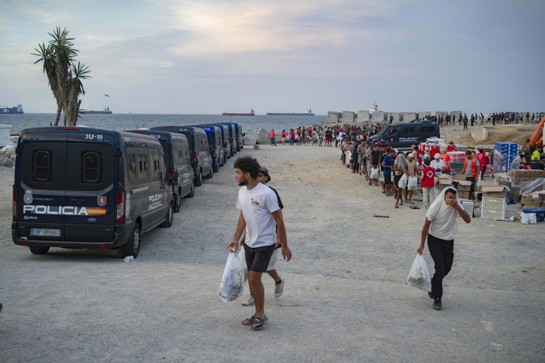 Napeto u Seuti: Policija krenula u premještanje migranata s plaža, došlo do sukoba!