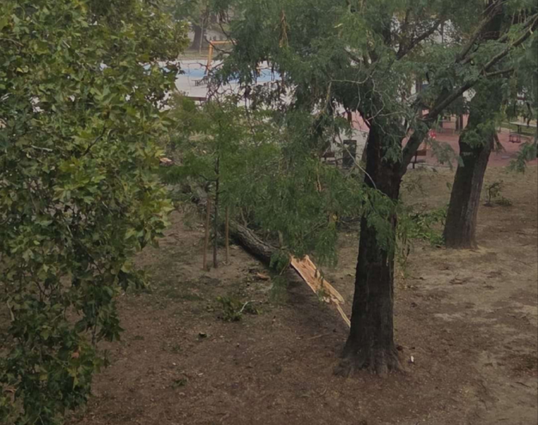 Olujno nevrijeme stiglo u region: Snažan vjetar, poplave i grad