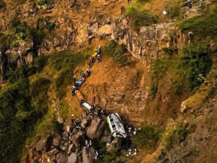 Autobus pun đaka sletio sa puta na Zelenortskim Ostrvima, poginula 21 osoba