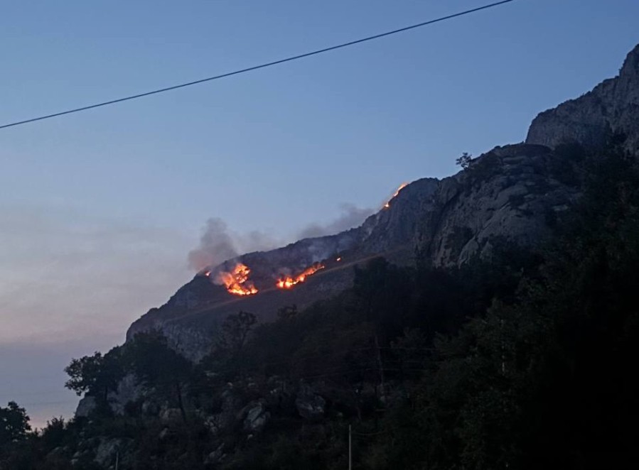 Požar u neposrednoj blizini manastira Ostrog