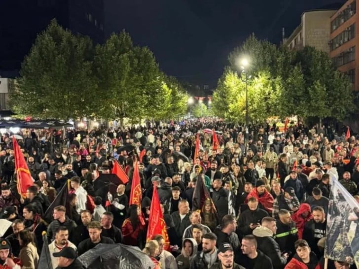 Pristalice tzv. OVK sedmu noć zaredom protestuju zbog presude - Vijesti - BIG portal