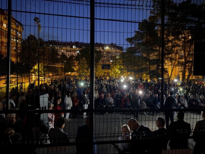 Ugasili rasvjetu tokom skupa SNSD-a u Banjaluci, okupljeni upalili lampe i ostali do kraja - Vijesti - BIG portal