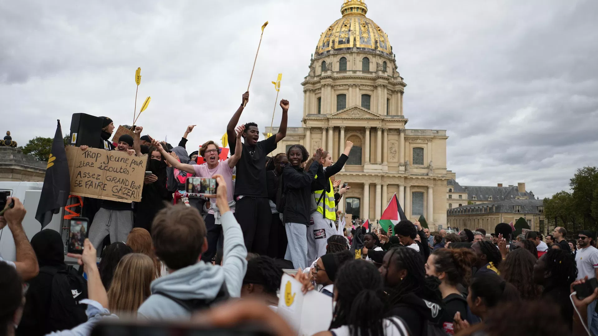 Pariz kao ratna zona: Nove demonstracije srednjoškolaca i studenata