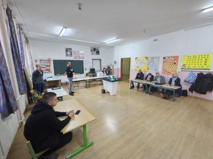 Opšti izbori 2026: Stotine biračkih mjesta nije otvoreno na vrijeme zbog tehničkih problema - Vijesti - BIG portal
